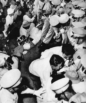 1955년 9월, 경찰이 시위대를 공격하고 있다.