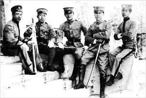 헤이스팅스, 네브래스카 청년 군사 학교의 교사와 학생들, 박용만은 왼쪽 중간에 있다.