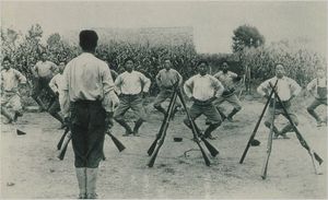 헤이스팅스 청년 군사 학교에서 군사 훈련을 받는 학생들