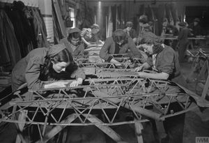 소드피시 날개의 구조 및 수리 작업을 수행하는 작업자들