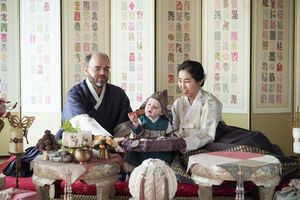 돌잔치 사진 촬영에 참여한 혼혈 가족 (2024)