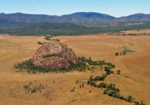 아이언 포트 산(Iron Pot)은 호주 퀸즐랜드 중부 예푼(Yeppoon) 서쪽의 헤들로 크릭(Hedlow Creek) 지역에 있는 여러 조면암 플러그 중 하나이다.