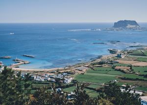 21코스에서 바라본 성산 일출봉.
