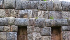 페루 삭사이와망 요새의 안산암 옹벽