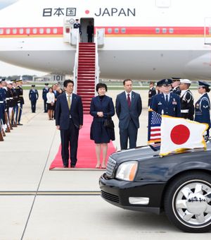 아베 신조 총리(왼쪽)가 보잉 747-400과 함께 미국에 도착 (2015년)