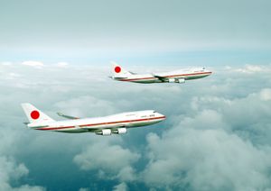 편대 비행 중인 일본 정부 전용기 (1세대)
