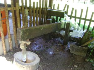 브라질의 수력 제분소. 물레방아가 없으므로 물레방앗간은 아니지만 "watermill"이다. 이와 유사한 설비는 일본어에서는 "소우즈카라우스(添水唐臼)", "밧타리(バッタリ)" 등으로 불린다.