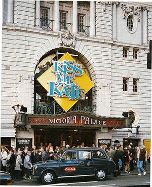 2002년 시즌의 빅토리아 팰리스 극장에서 공연된 콜 포터의 1948년 뮤지컬 코미디 키스 미, 케이트 모습