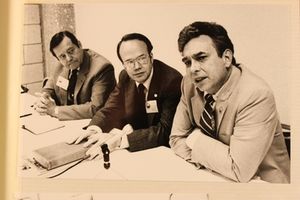 스프롤(오른쪽)은 빌 브라이트(왼쪽), 짐 보이스(가운데)와 함께 활동했다.