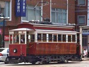 초기 노면 전차를 복원한 하코다테시 기업국 교통부(30형)