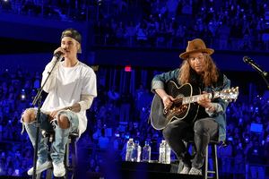 비버(왼쪽)는 그의 Purpose World Tour 동안 찢어진 청바지와 스케이트 신발을 착용하고 있다.