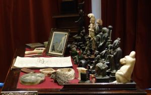 프로이트 박물관에 있는 런던 자택 연구실 책상 위의 고슴도치.