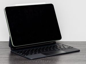 검정색 Magic Keyboard에 장착된 iPad Air (4세대)