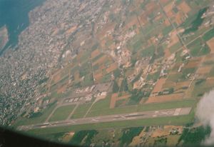 폐항이 된 이시가키 공항 (2013년 3월 10일 촬영) 활주로에 착륙 금지를 나타내는 ×표가 페인트되어 있다.