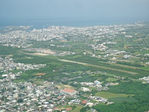 이시가키 공항의 부지를 항공 촬영 (2024년)위 사진에서 11년이 지난 모습을 확인할 수 있다.