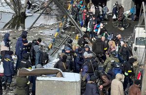 러시아군의 공격으로 이르핀에서 키이프로 피난하는 민간인들.