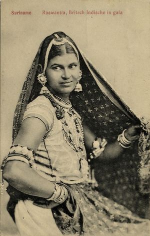 수리남에서 20세기 초엽에 엽서 초상화를 위해 포즈를 취한 인도 여성 라스완티아