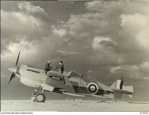 1941년 12월 23일 북아프리카에서 제3비행대대(RAAF)의 토마호크 Mk.II를 정비하는 무장원