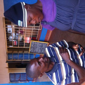 2015년 짐바브웨 무타사 구의 시골 지역에서 모바일 폰 기반 설문지를 사용하여 인구 조사를 수행하는 조사원