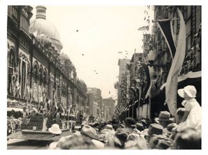 1938년 150주년 기념 축제 때의 QVB(왼쪽)