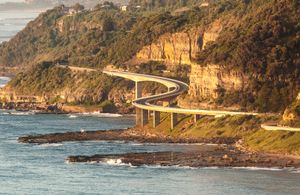 로렌스 하그레이브 드라이브의 시 클리프 다리는 일라와라 절벽의 위험한 구간을 우회한다.