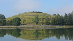공원 남서쪽 모퉁이의 Haslams Creek에 있는 나선형 산을 따라 올라가는 공유 산책로