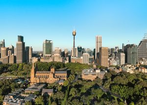 중앙 업무 지구는 하이드 파크, 로열 보타닉 가든, 더 도메인과 같은 공원들로 둘러싸여 있다.