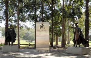 매쿼리 대학교 졸업생들의 실물 크기 청동상, 조각가 린다 클라펠드