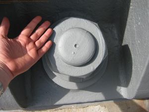 다리를 교각에 고정하는 너트 중 하나 (북쪽 끝)