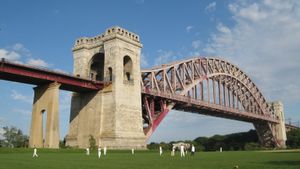 뉴욕(New York City)의 헬 게이트 교(Hell Gate Bridge)는 시드니 하버 브리지의 최종 디자인에 영감을 주었다.