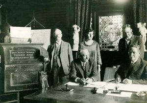 1924년 1월 입찰 개시. 좌측부터: T. B. 쿠퍼, R. T. 볼, J. J. C. 브래드필드, 캐슬린 버틀러, 스위프트 씨.