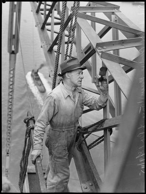 1945년 다리를 페인트칠하는 유지보수 작업자