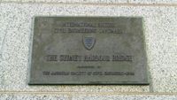 1988년 미국 토목 학회(American Society of Civil Engineers)가 시드니 하버 브리지에 수여한 "국제 역사 토목 공학 랜드마크" 기념 명판
