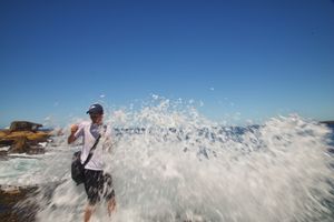 본다이 비치 북쪽 끝의 암석 해안에서 사람들이 서 있는 곳으로 쏟아지는 이안류 (2019)