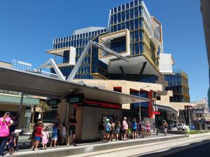 UoN NUspace (X) 건물을 배경으로 한 시민 경전철역