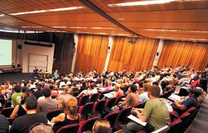 헌터 건물 근처의 간호학 강의실, 칼라한 캠퍼스(구 리차드슨 극장)