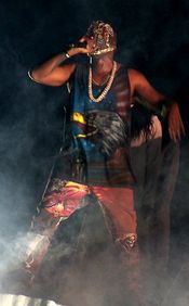 2013년 Yeezus 투어 중 라이브 공연을 하는 카니예 웨스트