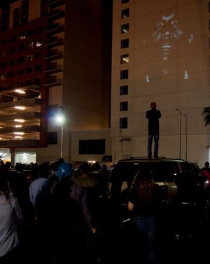 2013년 5월 로스앤젤레스에서 "New Slaves"의 비디오 프로젝션.