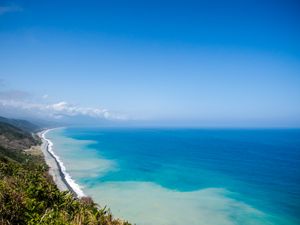 타이완 핑둥 현의 해변, 암석 해안선과 필리핀 해의 모습