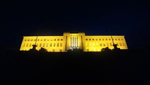 여름 자정의 본관