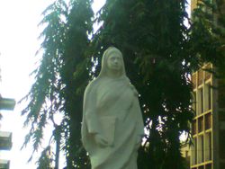 다카 대학교 로키야 홀에 있는 베굼 로키야 기념 동상