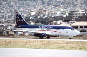 2000년 알레한드로 벨라스코 아스테테 국제공항에 있는 전 LAN 페루 보잉 737-200
