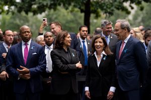 캐시 호컬은 2023년 9월에 남편 윌리엄 J. 호컬 주니어와 부통령 카멀라 해리스와 함께 있다.