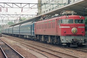 1987년 구마모토에서 ED76 전기 기관차에 의해 견인된 미즈호