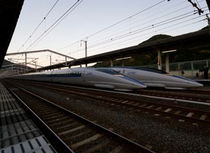 「코다마」697호(뒤)를 추월하는 「노조미」29호(앞)(2008년 11월 30일 신이와쿠니역)