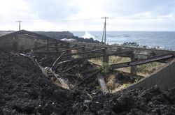 1983년 분화로 용암류에 삼켜진 아고 소학교・중학교 체육관 터