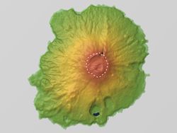2000년 분화 전의 미야케 섬 지형도. 점선은 분화 후의 칼데라(화구호) 가장자리를 나타낸다.