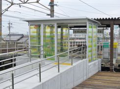 퇴역 차량에서 재활용된 건축 자재를 사용하여 건설된 이다선 시모지 역 역舎