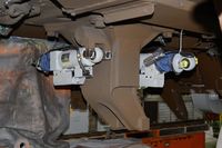 N700계 차체 하부 견인장치 센터피봇 부근에 설치된 비례전자변 릴리프 방식 무단계 감쇠력 조정식 세미 액티브 서스펜션