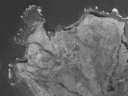 집단 이주 직전인 1969년 3월 25일 촬영된 토리우치 지구 주변의 항공 사진. 건물과 밭 등을 확인할 수 있다.